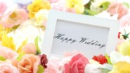 結婚祝いに贈る花と実用ギフトのイメージ