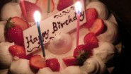 誕生日サプライズを準備するギフトと花