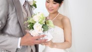 新郎新婦が白いウェディングブーケを持つ結婚式のイメージ