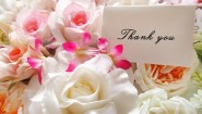 母の日メッセージを花に添えて贈るイメージ