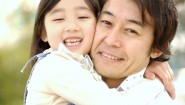 父の日にお父さんがほしいプレゼントを選ぶ家族
