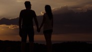 プロポーズの言葉と花ギフトを準備する男性