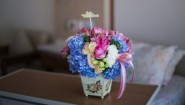 お見舞いに贈るプリザーブドフラワーと花束のイメージ