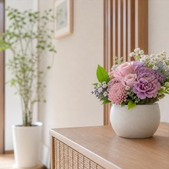明るい玄関に飾ったプリザーブドフラワー