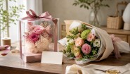プリザーブドフラワーと生花のプレゼントを並べたギフト