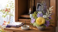 秋のお彼岸にお供え花を飾る静かな仏壇まわりのイメージ