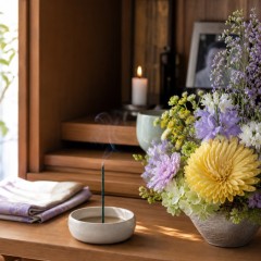 秋のお彼岸にお供え花を飾る静かな仏壇まわりのイメージ