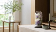 お盆や初盆のお供え花を仏壇まわりに静かに飾るイメージ