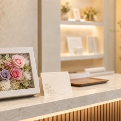 開店祝いに飾りやすいプリザーブドフラワーギフトを受付に置いたイメージ