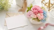 結婚祝いに添えるメッセージカードと花ギフトの生成イメージ