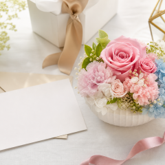 結婚祝いに添えるメッセージカードと花ギフトの生成イメージ