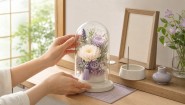 お盆後にドーム入りのプリザーブドフラワー仏花の状態を確認するイメージ
