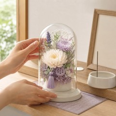 お盆後にドーム入りのプリザーブドフラワー仏花の状態を確認するイメージ