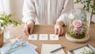 名入れプリザーブドフラワーに名前・日付・短い言葉のどれを入れるか選ぶイメージ