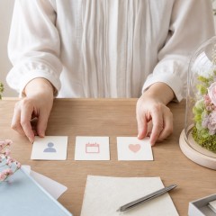 名入れプリザーブドフラワーに名前・日付・短い言葉のどれを入れるか選ぶイメージ
