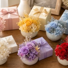 ピンク、イエロー、ブルー、ホワイト、ラベンダー、レッドの花ギフトを並べた色選びのイメージ