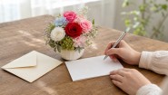 プリザーブドフラワーに添えるメッセージカードへ言葉を考える手元