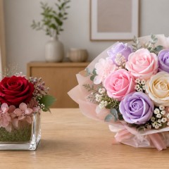 プリザーブドフラワーの小さなアレンジとソープフラワーの花束を並べた比較イメージ