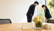 正式発表後に職場で昇進祝いの花ギフトを贈るイメージ