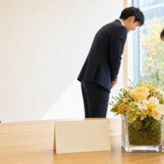 正式発表後に職場で昇進祝いの花ギフトを贈るイメージ