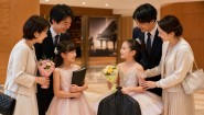 発表会後のロビーでピアノとバレエの出演者へ小さな花を贈る家族のイメージ
