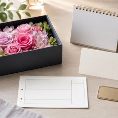 結婚記念日にプリザーブドフラワーギフトを贈るイメージ