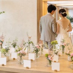 結婚式の受付に花と白いエスコートカードを並べるイメージ
