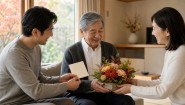 秋の叙勲・褒章の受章祝いを家族で伝える一般的な場面