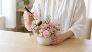 柔らかいブラシで花のほこりを軽く払う様子
