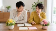 敬老の日に実父母と義父母への花ギフトを夫婦で相談する場面