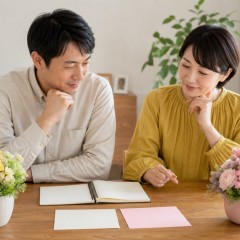 敬老の日に実父母と義父母への花ギフトを夫婦で相談する場面