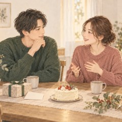 クリスマスの飾りがある部屋で、お祝いの過ごし方を話す二人