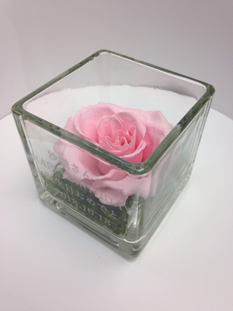 メッセージフラワーキューブ(ピンク) | 名入れができるプリザーブド  
