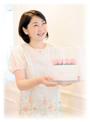 花言葉ギフトを受け取る女性
